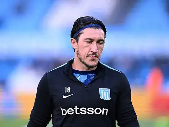 Espino intercambió insultos con la hinchada de Racing.