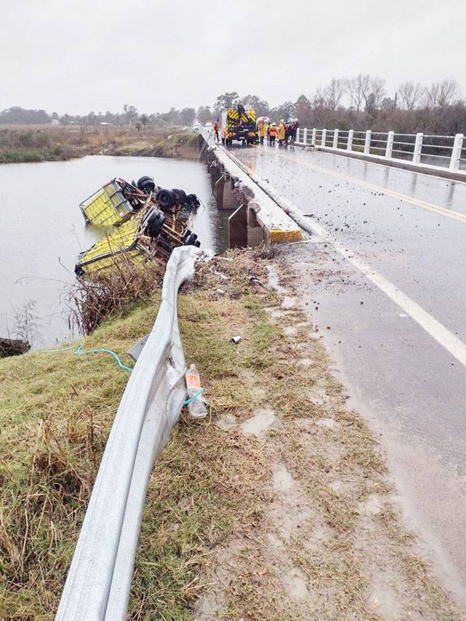 Un hombre murió tras caer  con su camión a un arroyo