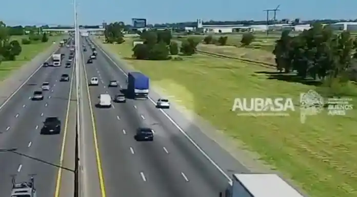 Imagen de uno de los conductores adelantándose por la banquina. (Captura de video)
