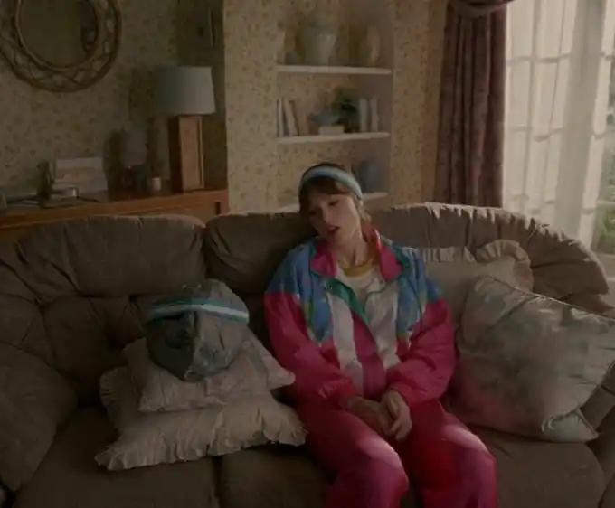 Taylor Swift en un tramo del video, con vincha de color celeste y blanco... y una piedra sugestiva