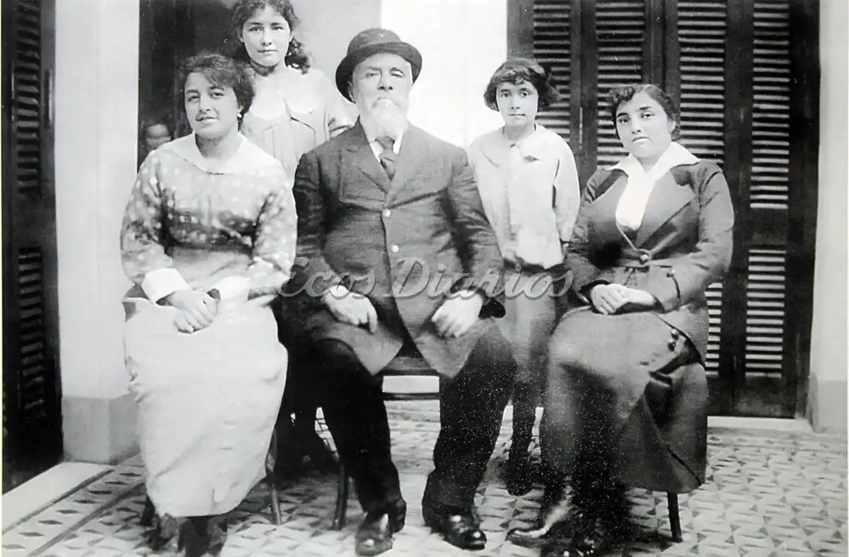 Ángel Murga con sus nietas Inés, Haydeé, Blanca y Sara