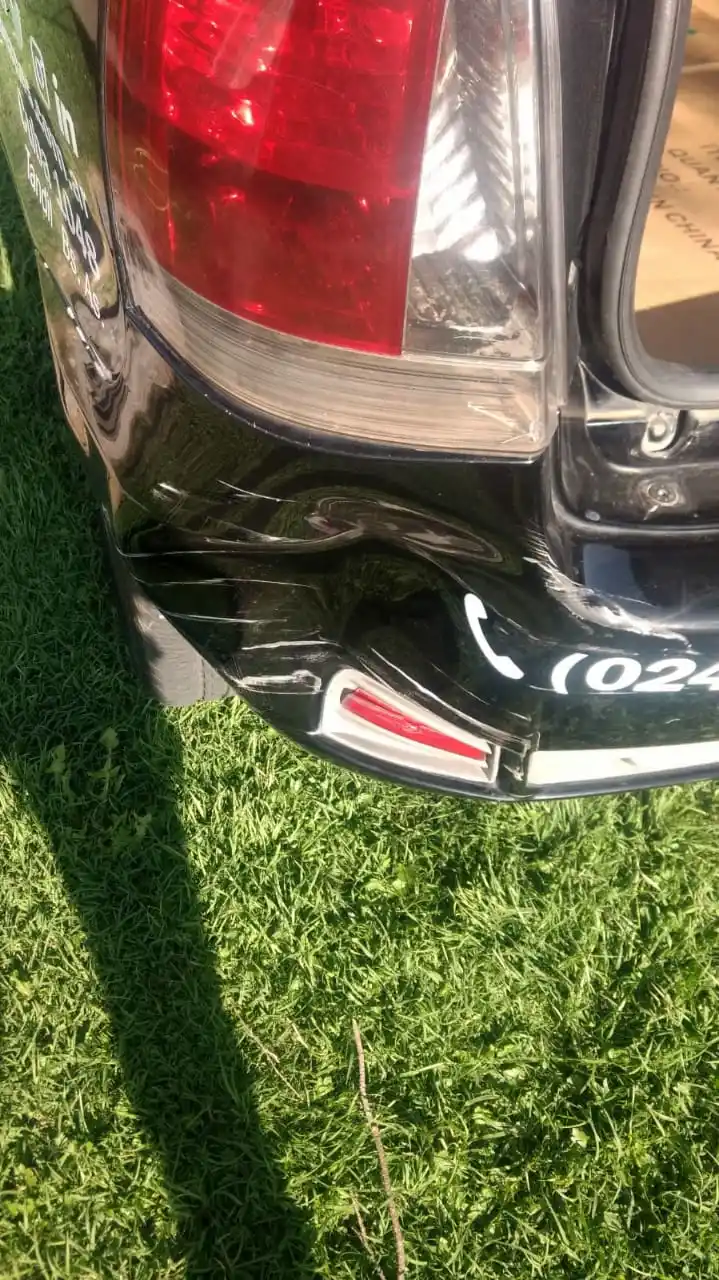 Buscan a una mujer que chocó a un auto estacionado y escapó