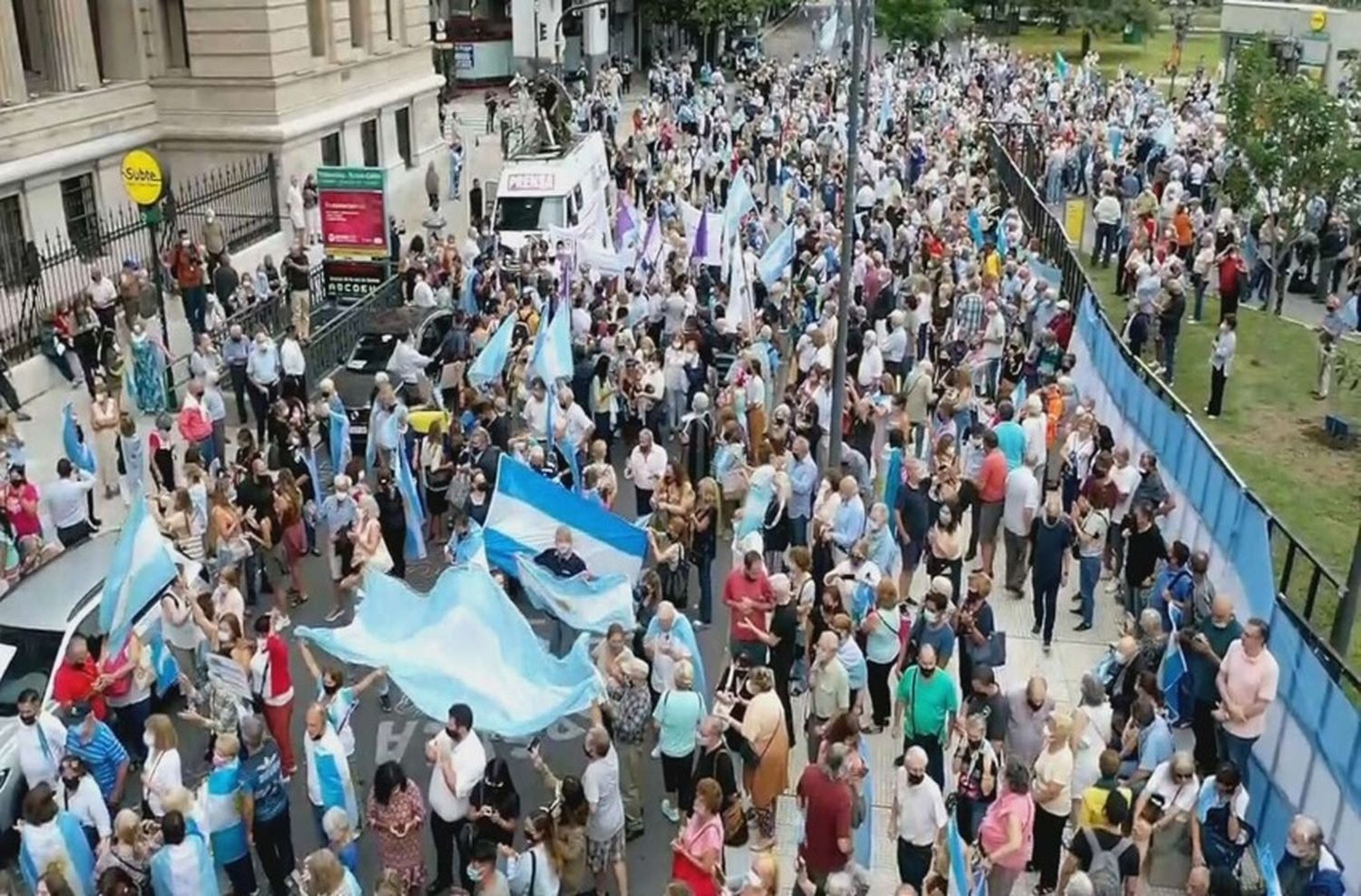 En respuesta a la marcha oficialista, abogados, profesores y opositores se movilizan en defensa de la Corte