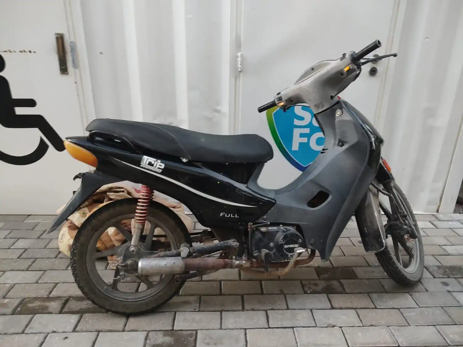 La motocicleta estaba estacionada en Av. 25 de Mayo y Alberdi cuando los delincuentes intentaron sustraerla