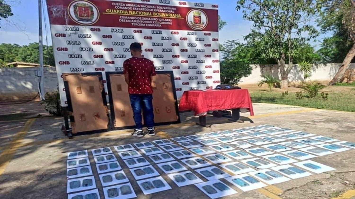 ¡PURO ARTE! Capturan a un hombre por transportar droga en cuadros de pintura