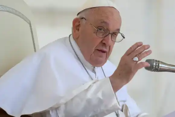 Internaron al papa Francisco para realizarle controles médicos