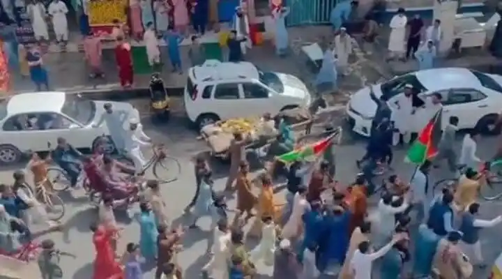 ¡REPRESIÓN BRUTAL! Talibanes arremeten contra marcha que defendía la bandera de Afganistán (Video)