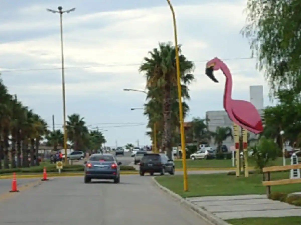 Miramar: la policía los sorprendió con “porros” en la plaza 