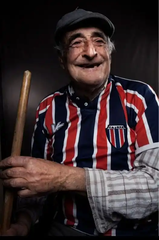 “Carlitos”, en fotografía de Gonzalo Celasco. Fue en ocasión de una entrevista con Hugo Mengascini, para el espacio “Retratos en estudio”.