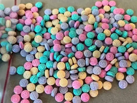 Multicolores. Pastillas de fentanilo, una droga muy poderosa y peligrosa. Imagen: DEA.