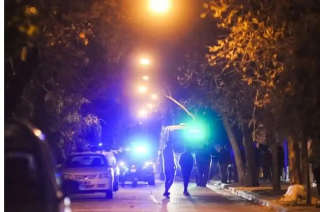 Acribillaron a un hombre en un pasillo de barrio La Tablada