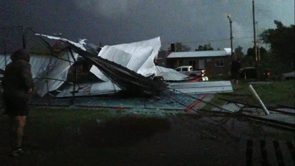 Uno de los techos volados en Urdampilleta. Foto: La Mañana
