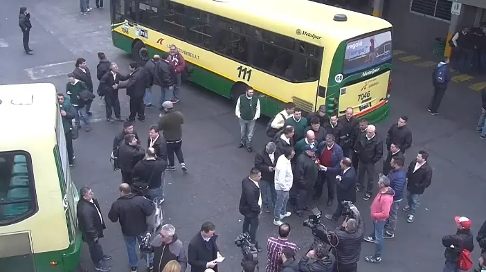 Violento asalto con tiros a un colectivo en Villa Martelli: Hay 4 líneas de paro