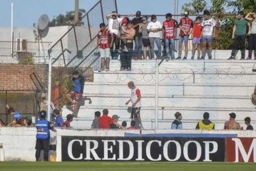 El ataque de los barras de Patronato contra chicos de una escuelita de fútbol