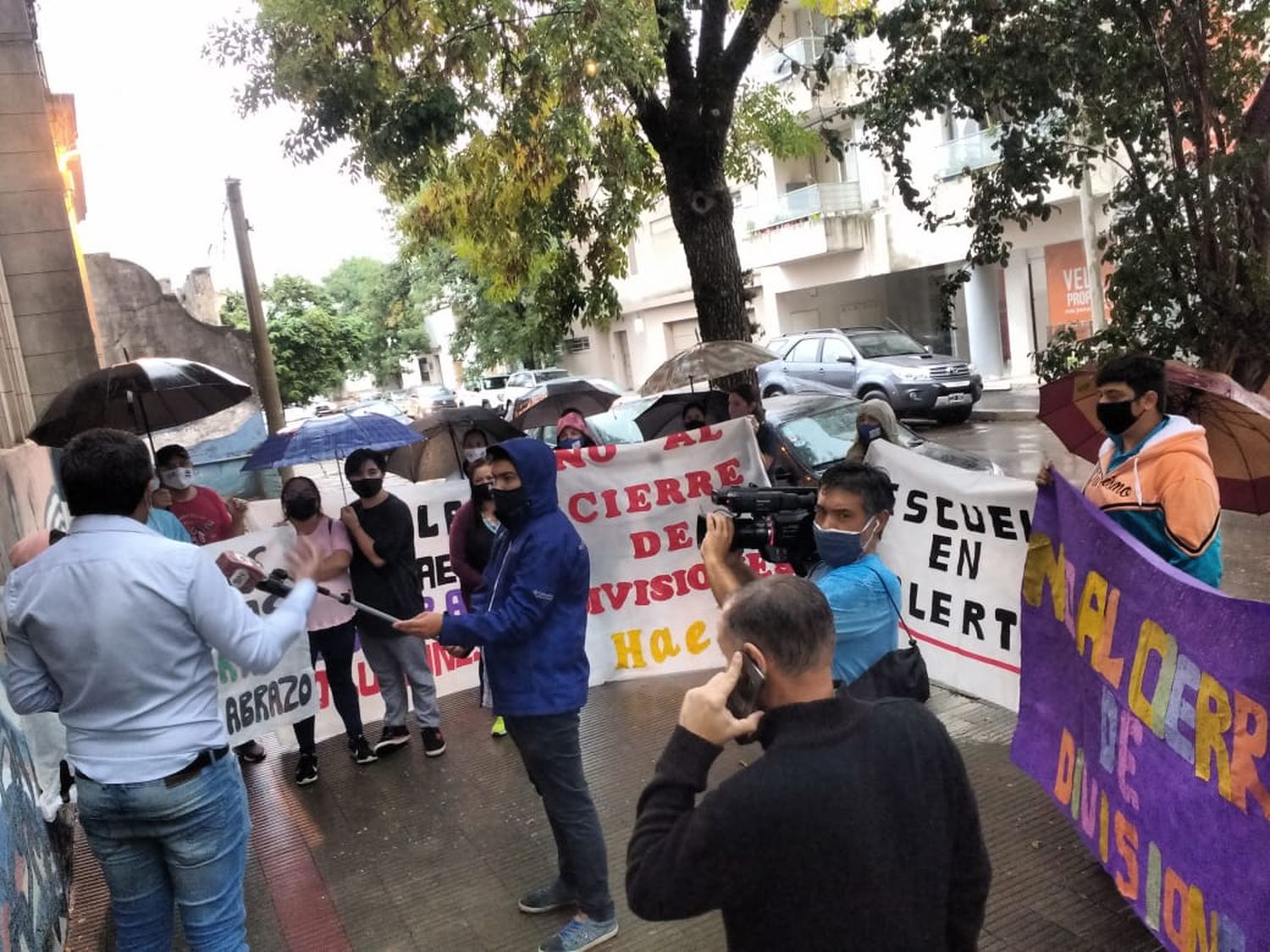 La comunidad educativa de la  Pablo Haedo  marchó para evitar  el cierre de dos divisiones