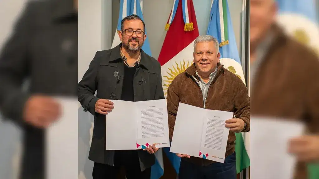 El intendente Gustavo Benedetti y su par Efraín Mercado rubricaron el convenio en presencia de la jueza Ana Justina Navarro Zavalía