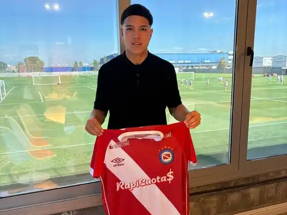 Increíble: un rafaelino firmó su primer contrato y debutó en el banco de un equipo de primera con tan solo 16 años