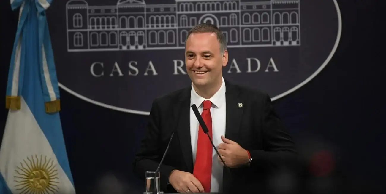 Adorni adelantó que el presidente firmará el decreto de necesidad y urgencia para combatir el fuego en el sur argentino.