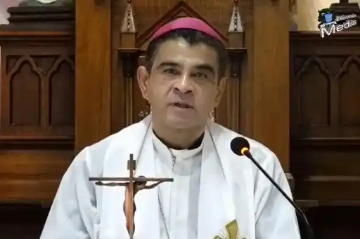 En esta captura de pantalla obtenida de una transmisión en vivo de la página de Facebook de la Diócesis de Matagalpa, Monseñor Rolando Álvarez habla durante una misa en Matagalpa, Nicaragua, el 5 de agosto de 2022. 