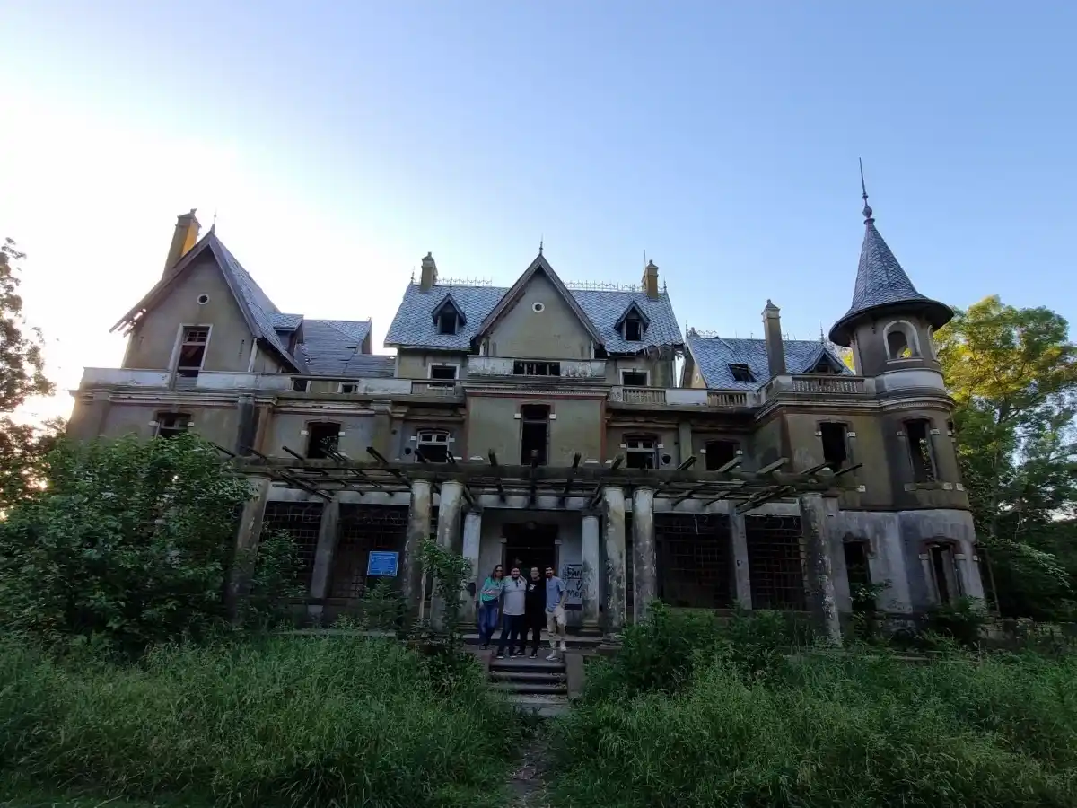 Los cuatro integrantes de Alto Día, frente al Castillo de Egaña.