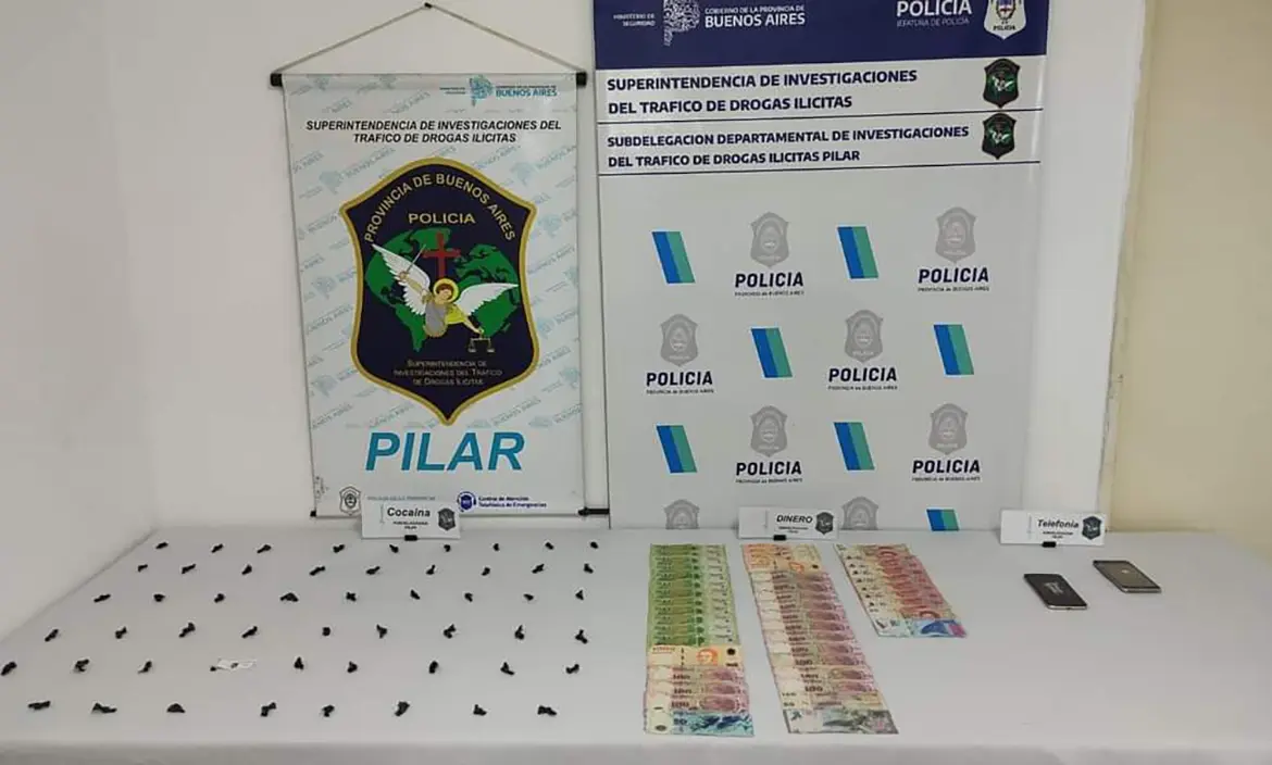 Detienen a un vendedor de drogas y secuestran más de 50 dosis de cocaína