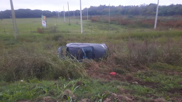 Volcó un auto en ruta 1001 casi Crucero General Belgrano: la conductora resultó ilesa