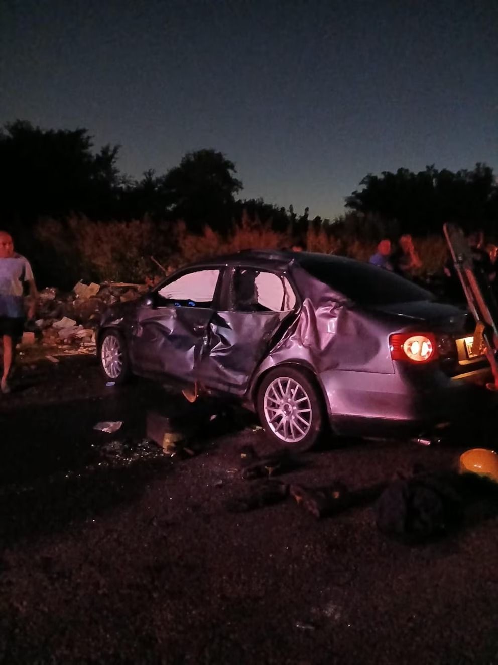 Un auto a gran velocidad atropelló a cuatro bomberos mientras apagaban un incendio y uno de ellos murió