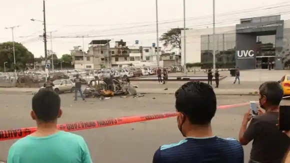 ¿ACTO TERRORISTA? Explota un auto frente a la Policía de Ecuador, en Guayaquil