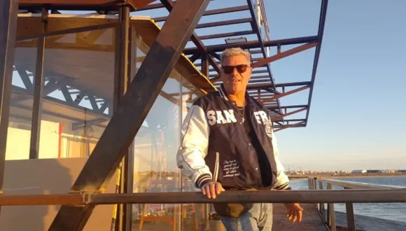 Un necochense fue reconocido por hacer un muelle flotante y tendrá un documental en Netflix
