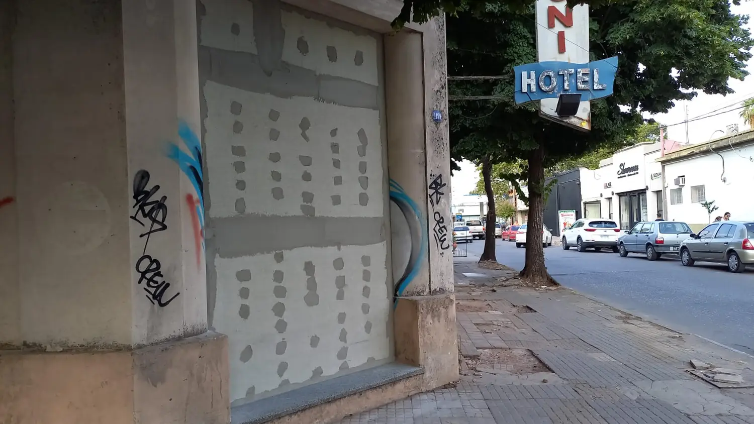 Tapiaron la entrada del hotel Marconi