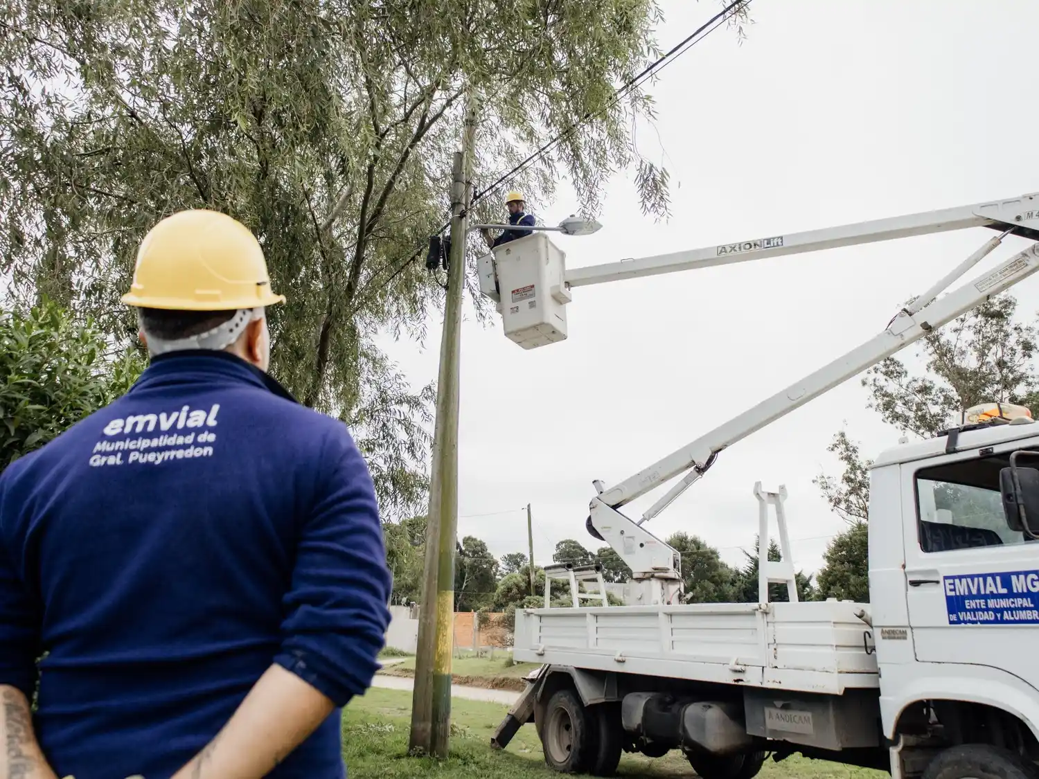 Desde el EMVIAL destacaron que los artefactos fueron recuperados y reacondicionados por personal técnico, reutilizando las carcasas en buen estado e incorporando kits LED.