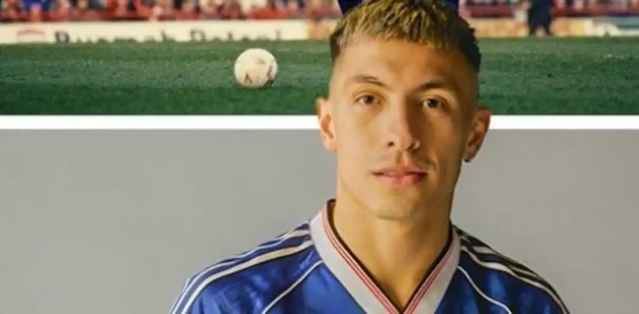 Lisandro Martínez, elegido como modelo para la nueva versión de una camiseta histórica del Manchester United