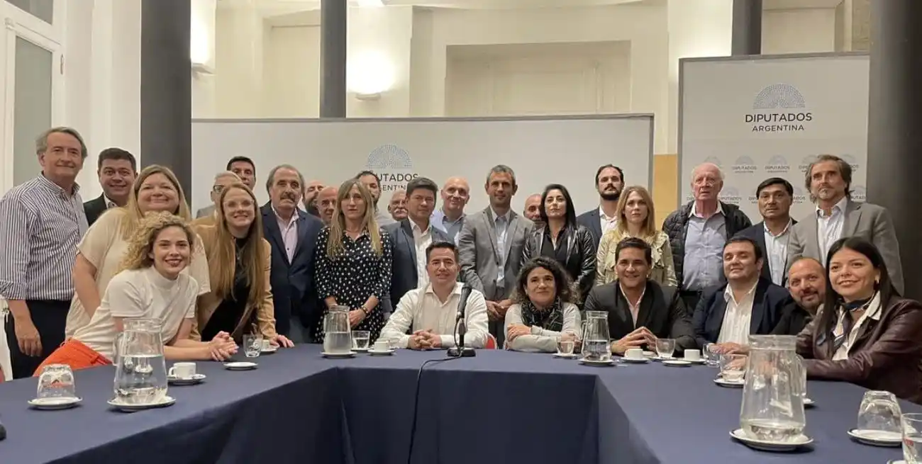 Martín Menem junto a integrantes del bloque LLA.