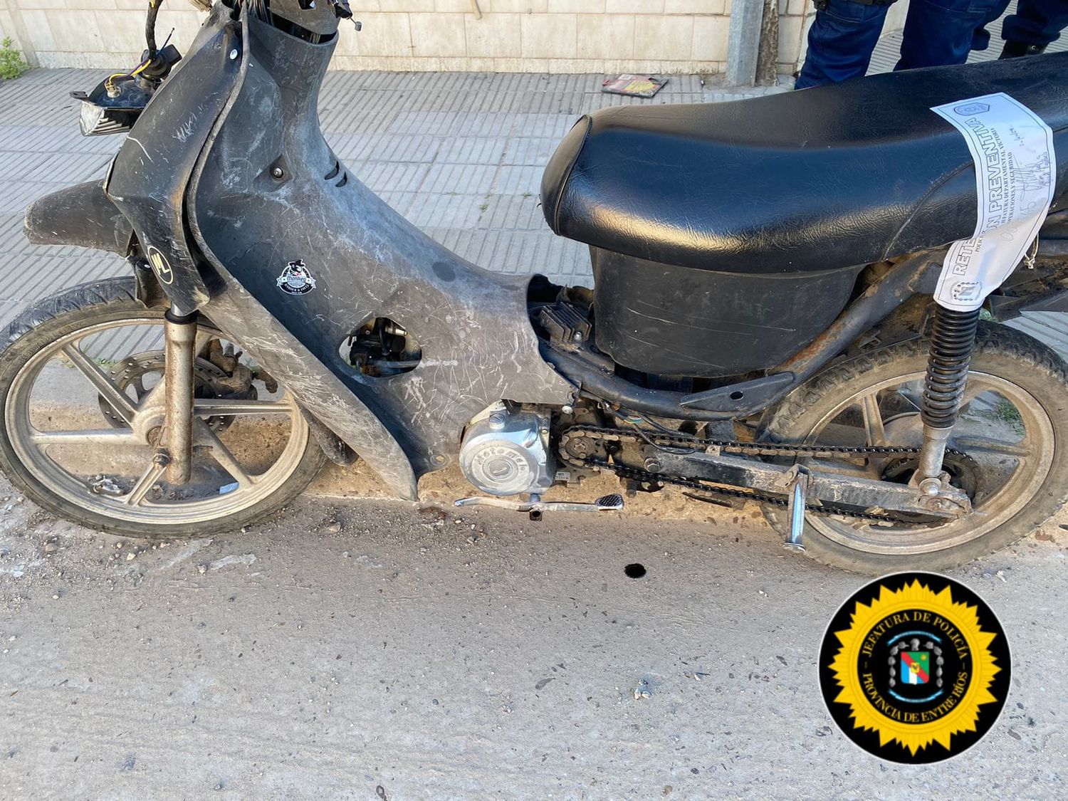 En Victoria se produjo la colisión entre una motocicleta y una camioneta que se dio a la fuga