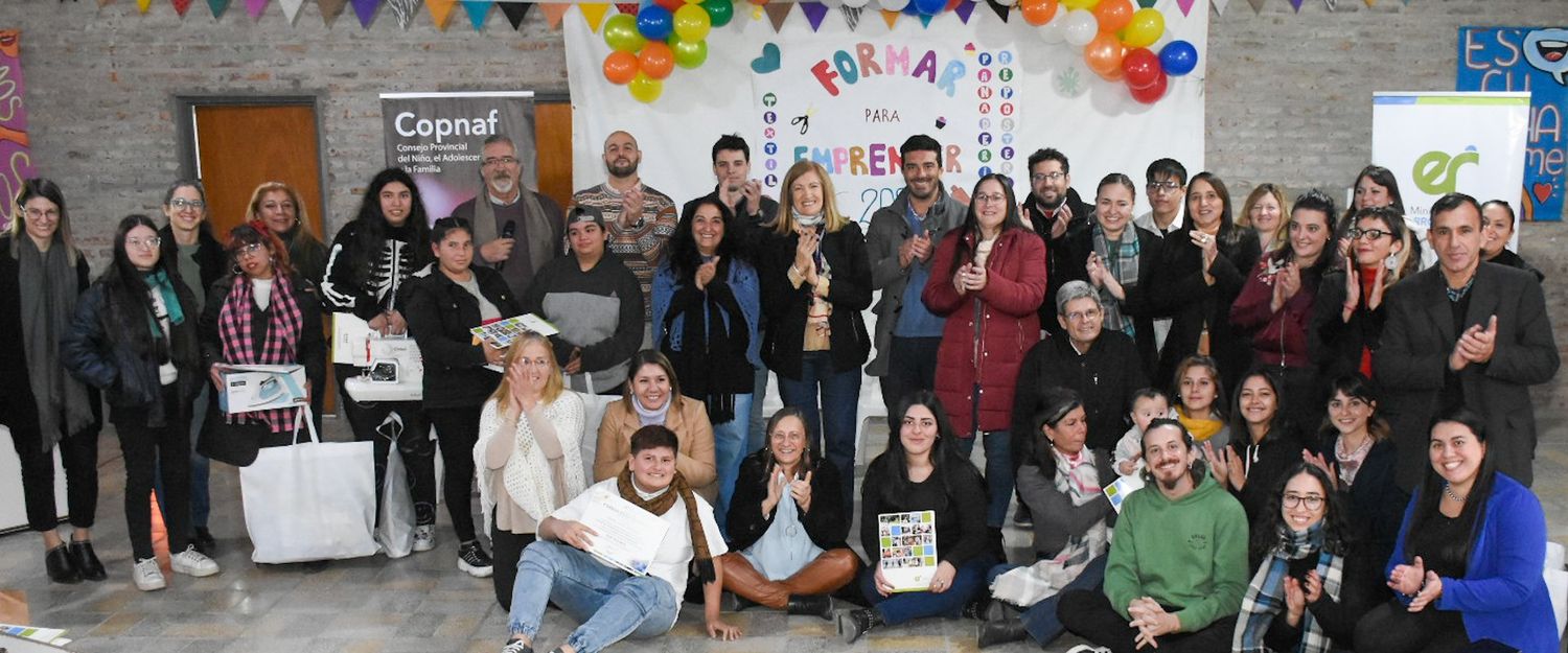 El gobierno entregó insumos y herramientas a jóvenes que participaron del programa Formar para emprender