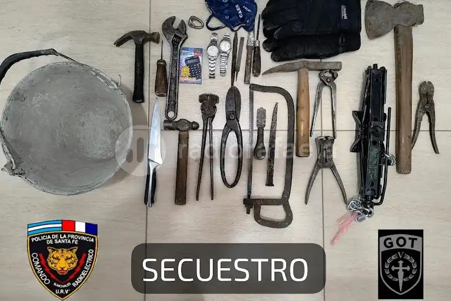 Con un televisor en un brazo y un balde cargado de herramientas en otro: “Estoy amanecido jefe, las cosas las encontré”