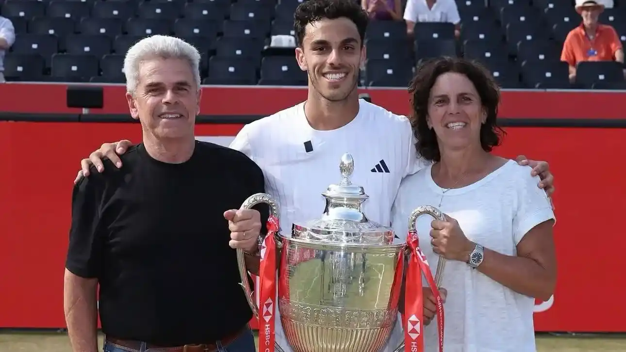 Cerúndolo, con sus padres.