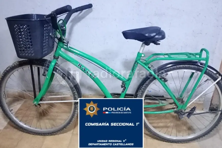 Por las cámaras, vieron a un ladrón con una bici de dama robada