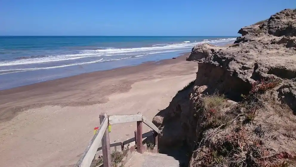 Tiene 23 kilómetros de costa con playas desoladas.