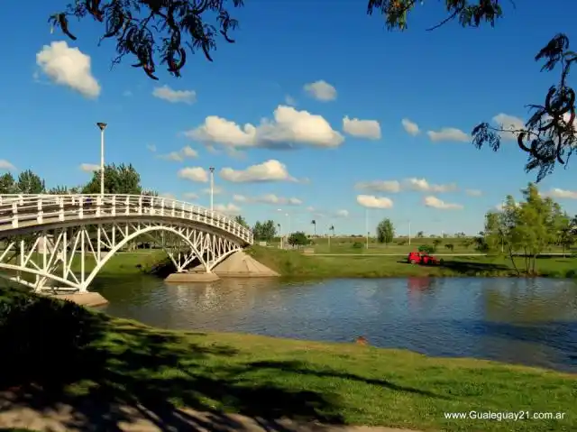 “Salud, ciudad mía y universal, salud “rosa infinita”, salud paisaje puro”. Juan L. Ortiz
