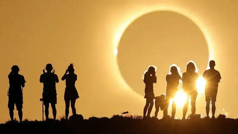 Momentos antes del eclipse solar total en el cielo sobre Arcos de las Salinas, cerca de España, sumió a los observadores del cielo en la oscuridad.