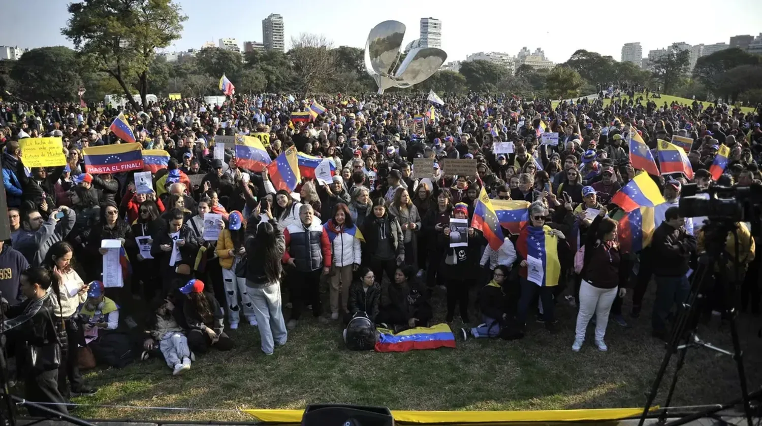 “Gran protesta mundial por la verdad”, fue como llamó la líder opositora a la protesta global que a las 16 horas comenzó en Buenos Aires.