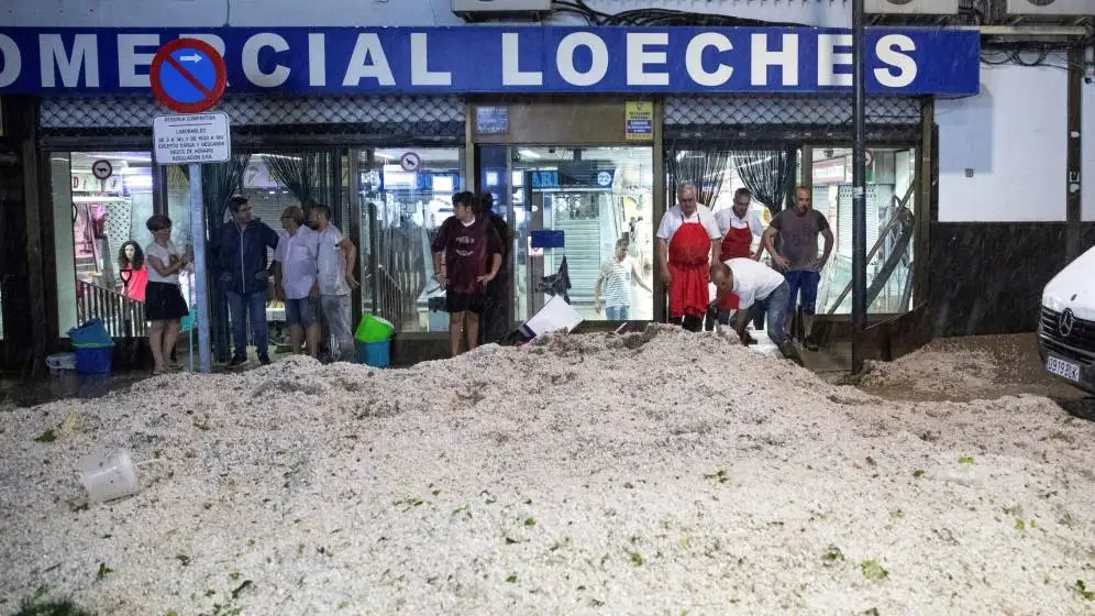Una fuerte tormenta de lluvia y granizo sorprende a España