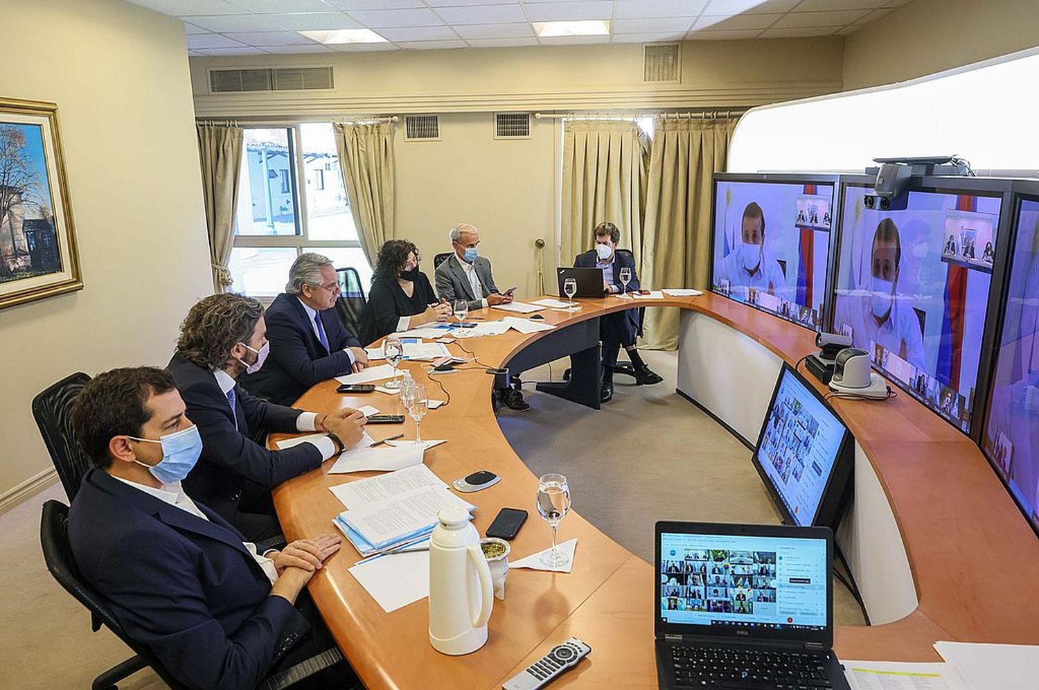 El Presidente acordó con los gobernadores cerrar más las fronteras