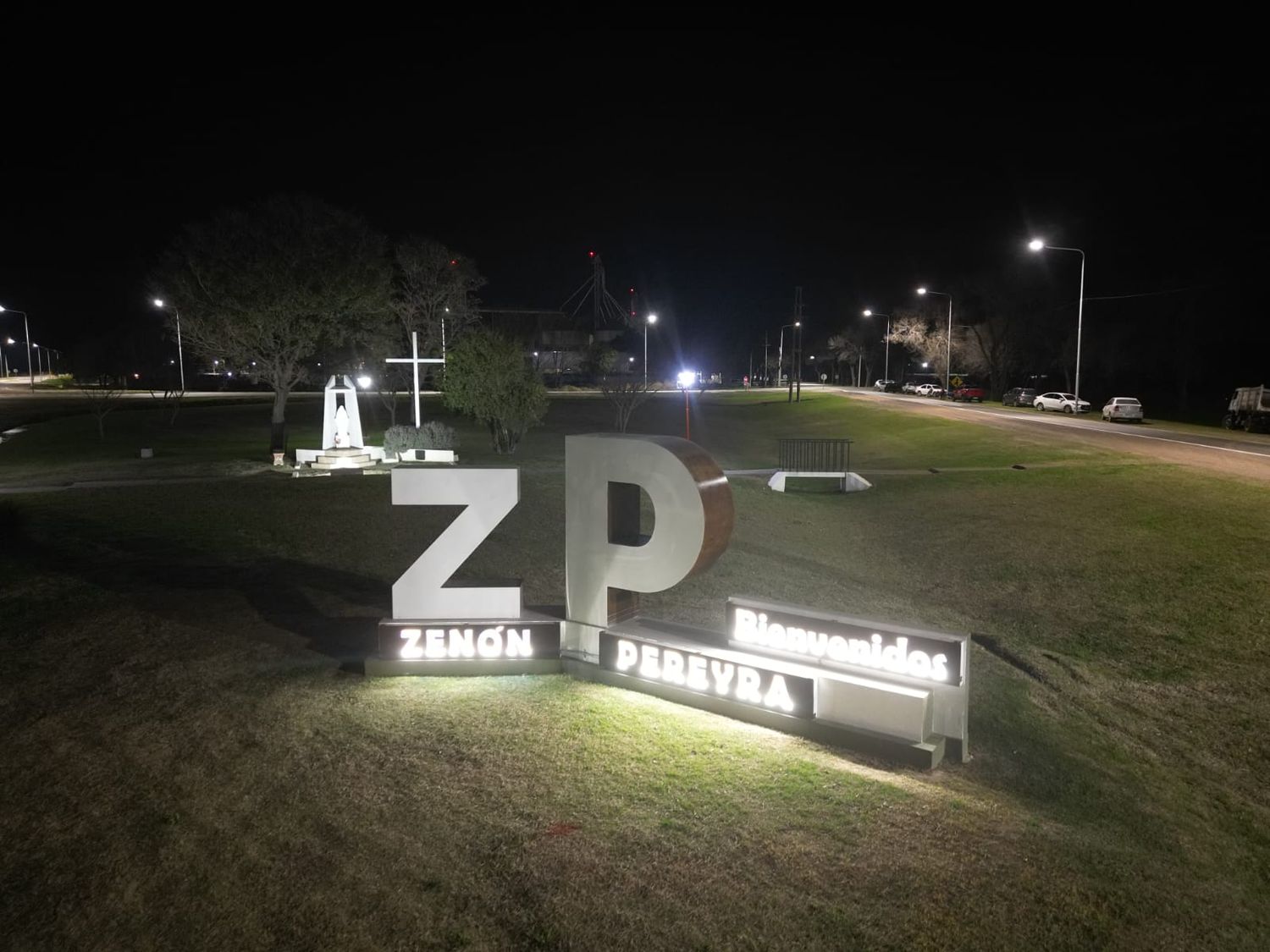 El cartel iluminado con las siglas "ZP" y el nombre completo de la localidad, junto a un panel que dice "Bienvenidos", se erige como nuevo ícono
