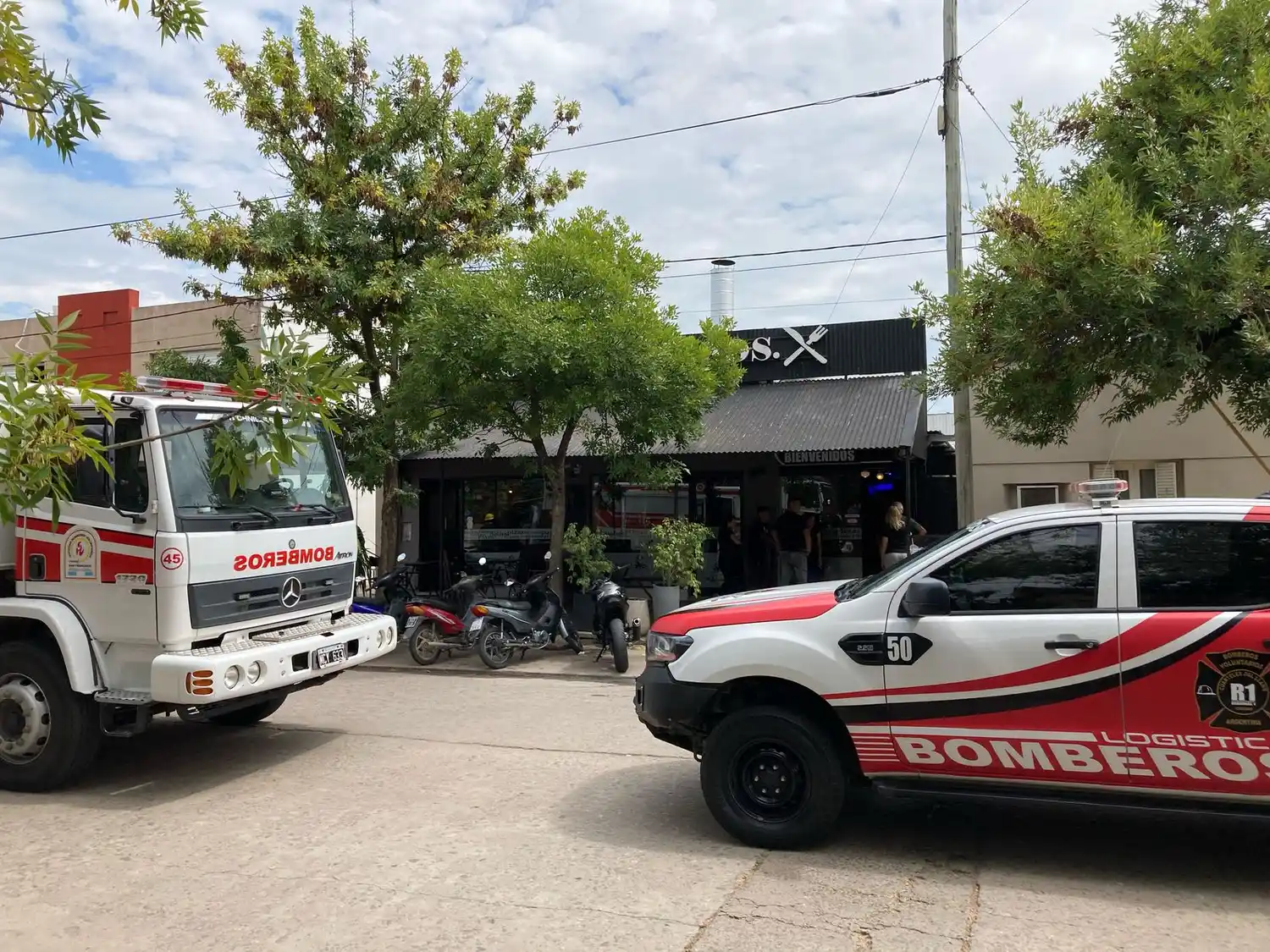 Bomberos trabajan en el local comercial