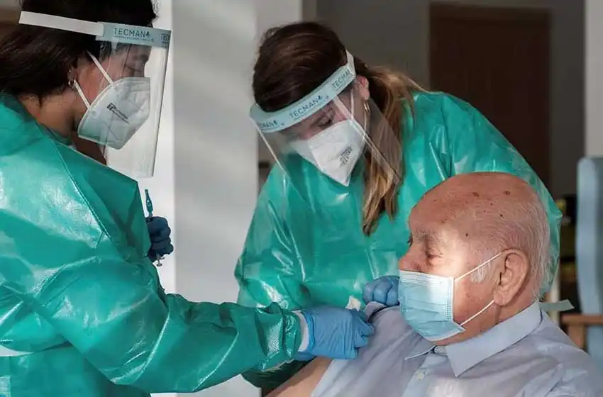 Reportan que en Italia más de 2 millones de personas se vacunaron sin turno