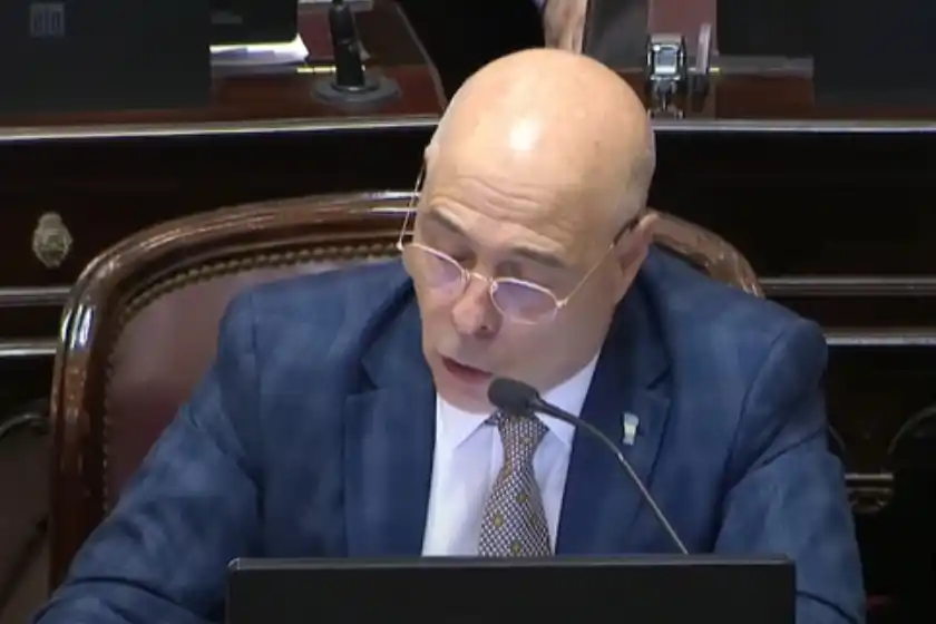 El Gobierno dio marcha atrás con la privatización de Aerolíneas Argentinas, Correo Argentino y RTA