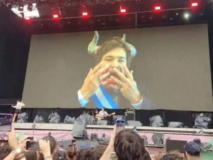 Una banda proyectó un video de Milei con cuernos y la boca llena de sangre