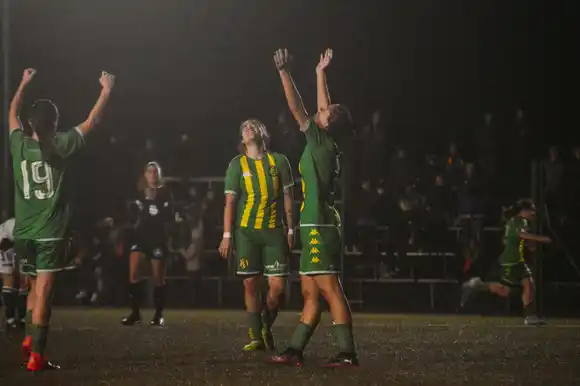 Las "Tiburonas" lo dieron vuelta y volvieron a la victoria en casa